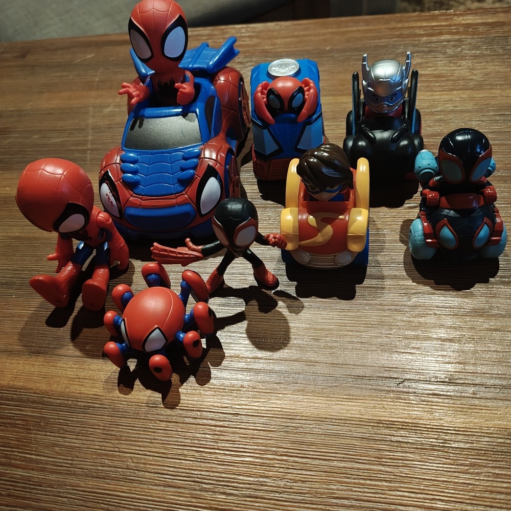Lot of 9 Spiderman Mini Figures ZA3